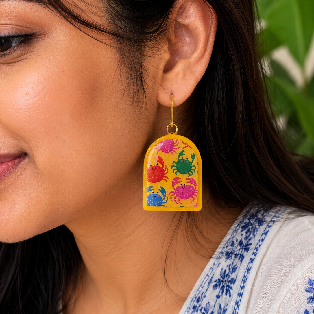 Cheerful earring with playful crab Earring