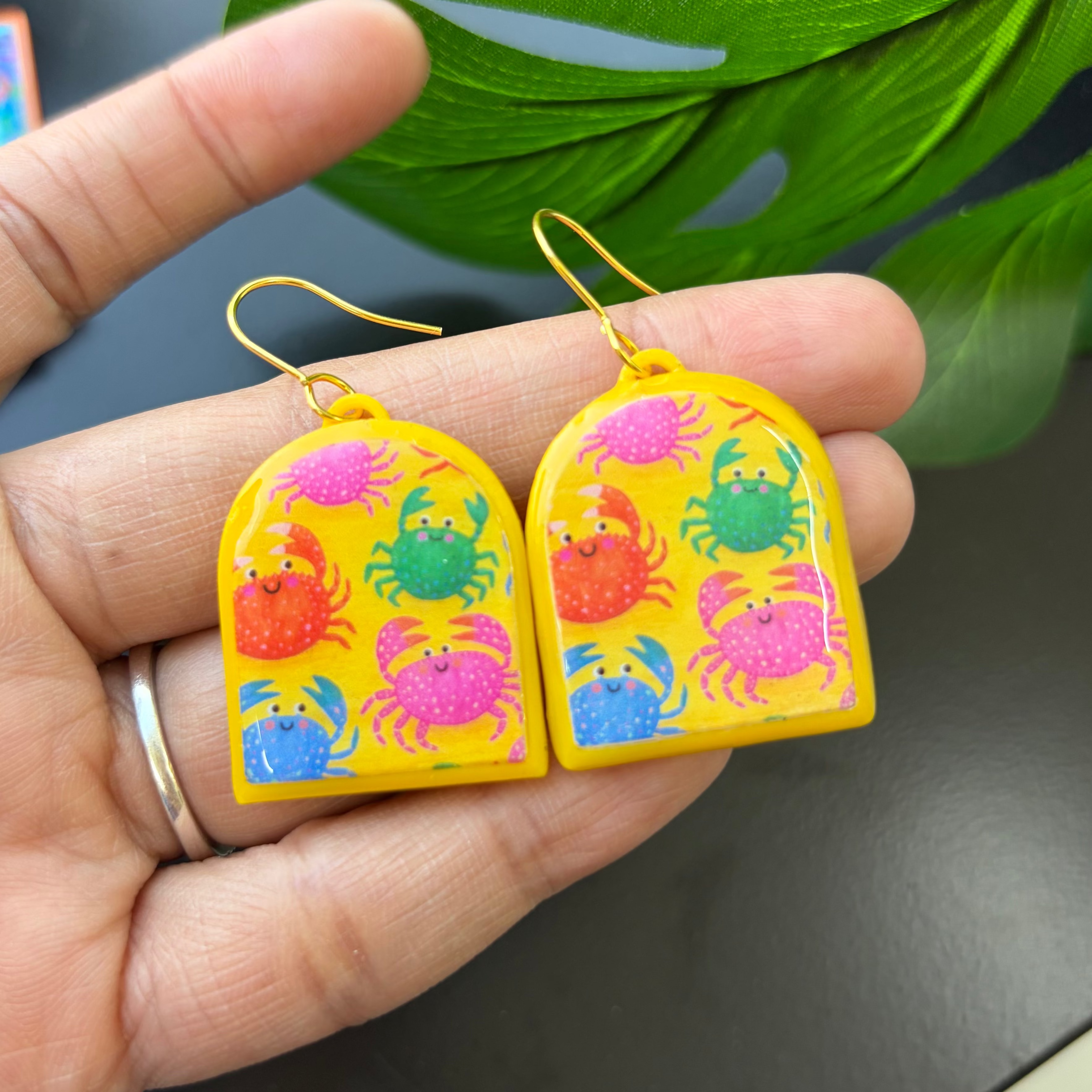 Cheerful earring with playful crab Earring